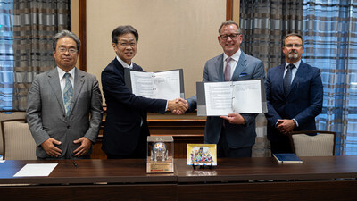 Signing ceremony in Ho
From left (honorifics omitted):
Motohisa Amako, General Manager, Hydrogen and Carbon Neutral Division, Energy Solution & Marine Engineering Company of Kawasaki Heavy Industries, Ltd. 
Motohiko Nishimura, President, Energy Solution & Marine Engineering Company of Kawasaki Heavy Industries, Ltd.
Mark Butts, Senior Vice President, CB&I
Brian Sherman, Vice President, Commercial, CB&I